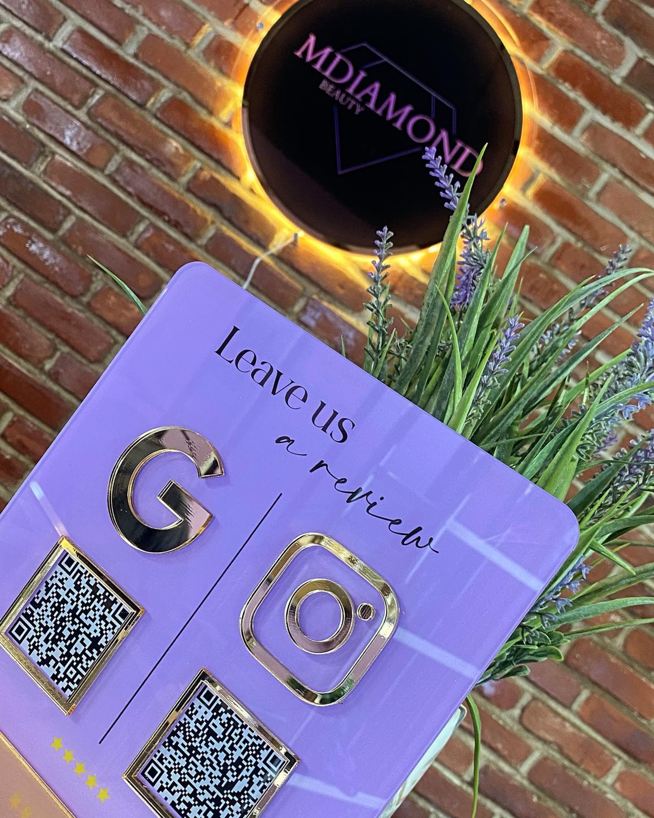L'enseigne lumineuse MDiamond Beauty au studio de Montréal